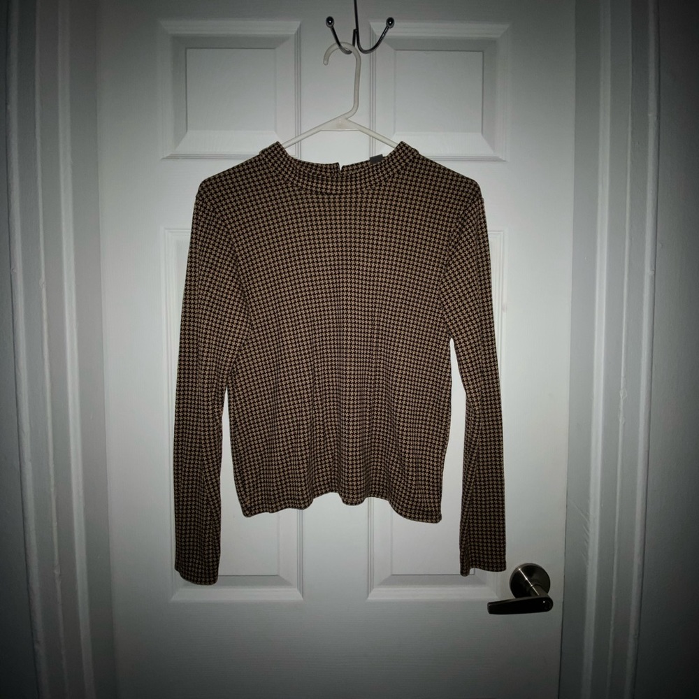 Long sleeve, high neck shirt